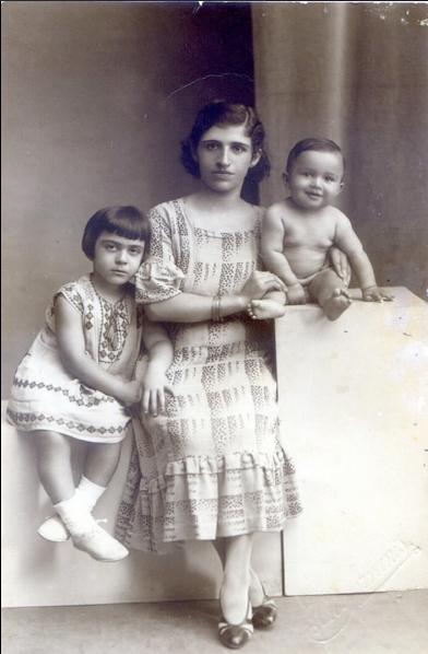 Bir kadın ve iki kız çocuğunun birlikte çekilmiş portresi