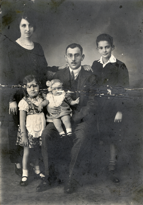 İki yetişkin ve iki çocuğun aile portresi