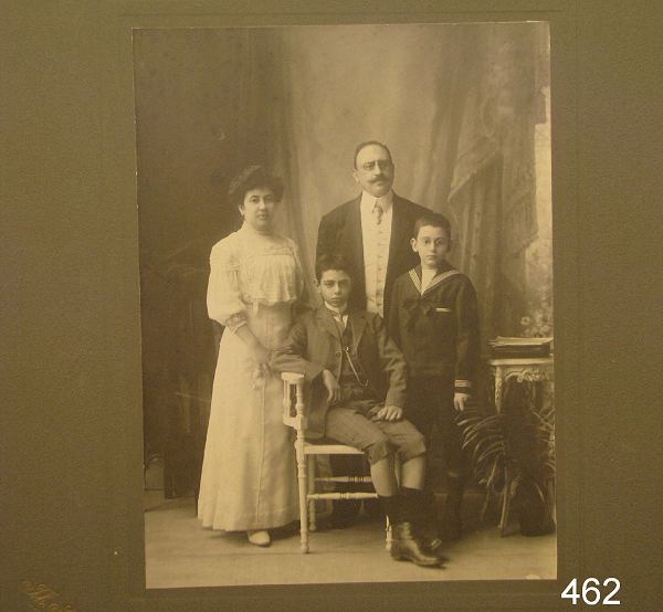 Üç yetişkin ve bir çocuğun aile portresi