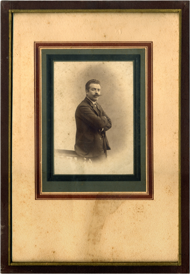 Ayakta duran bir erkeğin fotoğraf kartı