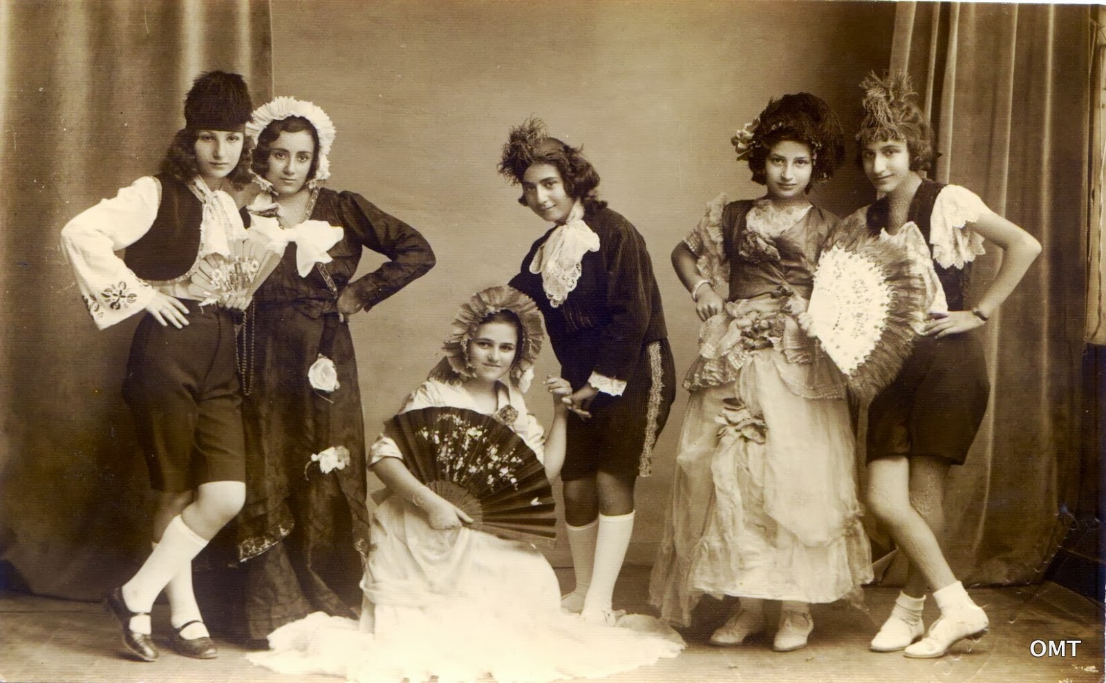 Kostümlü kadınlardan oluşan grubun arşiv fotoğrafı