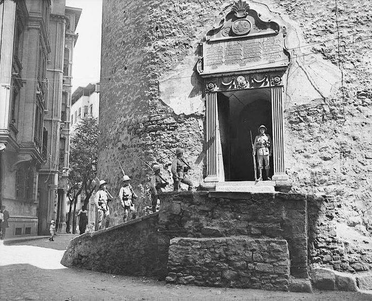 Galata Kulesi Girişinde İngiliz Askerleri, M.Kemal'i sevmek için bir neden daha