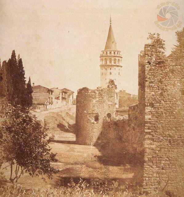 Galata Kulesi, kulenin külah kısmı 1860'lı yıllar sonrası kaldırılmış, 1960'larda tekrar konulmuş, 1850