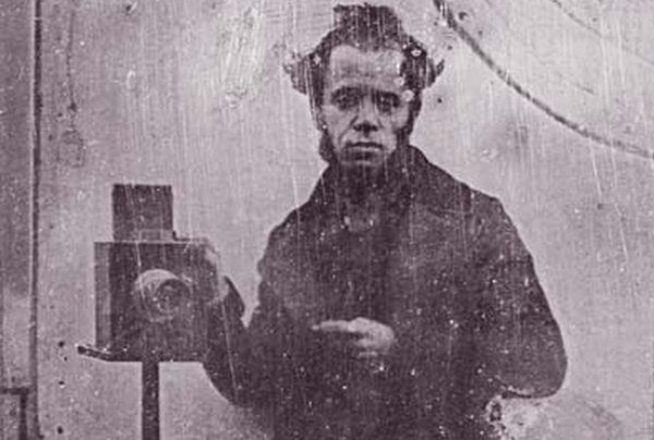 Çek-fotoğrafçısının-Daguerreotype-selfie-MV-Lobethal-1846.