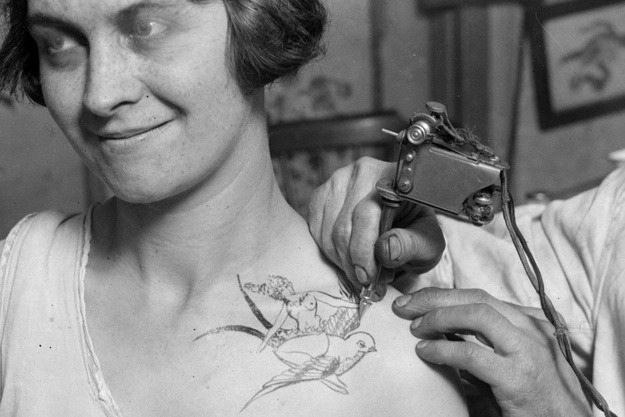 1928'de bir kuşa binen çıplak bir kadının dövmesi, Dövmeli İnsanlar