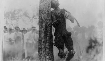 Jesse Washington'un yakılmış vücudu bir ağaçtan asılıyor, Waco, Teksas. 15 Mayıs 1916.