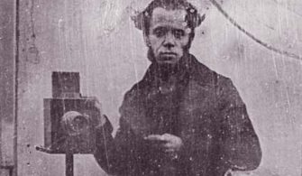 Çek-fotoğrafçısının-Daguerreotype-selfie-MV-Lobethal-1846.
