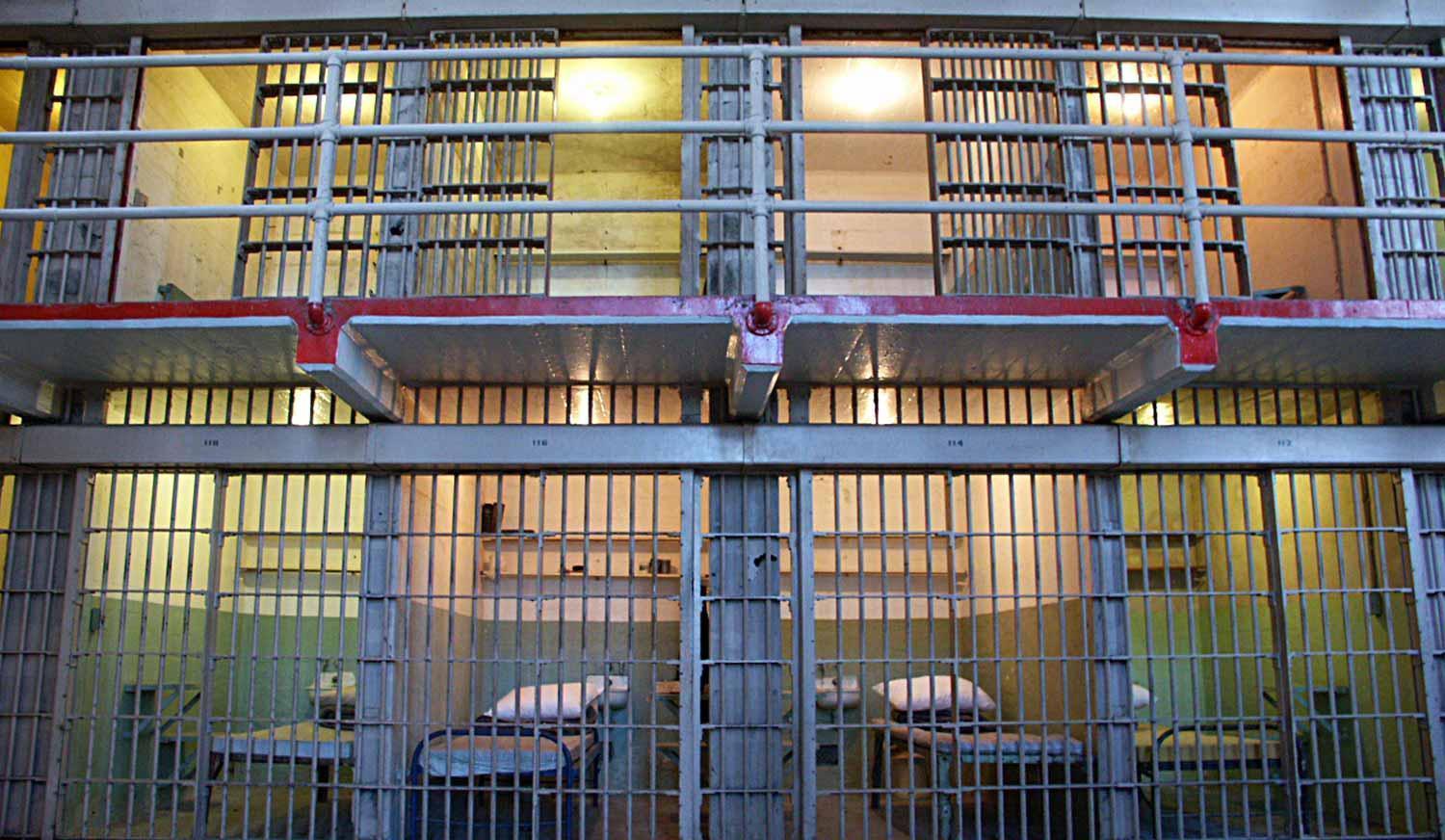 Alcatraz’da üst üste sıralanmış parmaklıklı hücreler