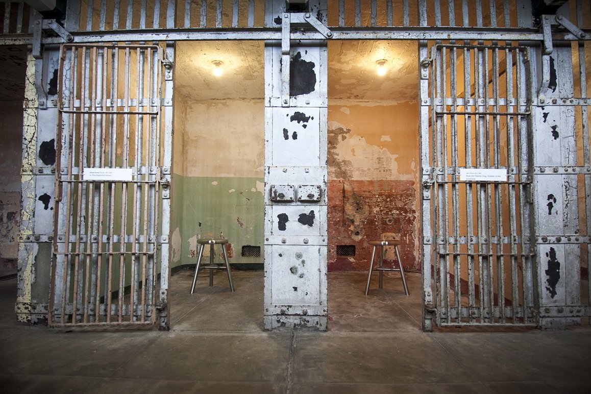 Alcatraz’da kapıları açık iki hücre ve içerideki tabureler