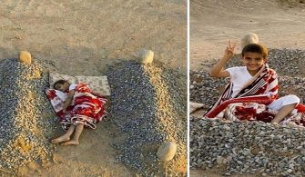 Bu fotoğraf paylaşılarak bir Suriyeli çocuğun ölen anne babasının mezarları yanında uyuduğuna dair hikayeler anlatılsa da fotoğraf kurgu ürünü bir sanatsal çalışmanın ürünü