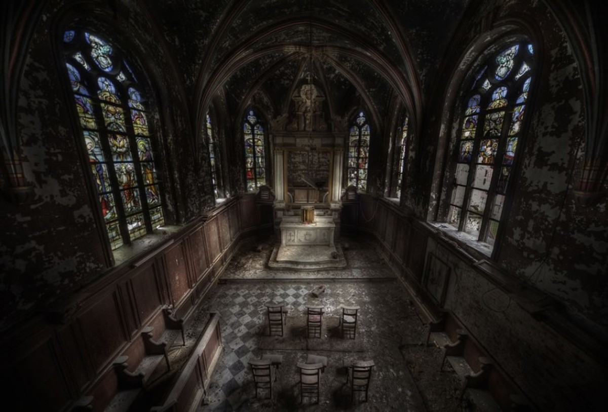 Hala ayakta sandalyeler ile terk edilmiş kilise