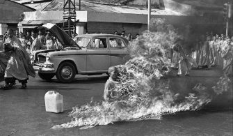 1963 yılının Haziran ayında, Vietnamlı Mahayana Budist keşişi Thích Quang Duc, Saygon'da yoğun bir kavşakta kendini öldürdü.