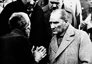 Zaman zaman halkın arasına girip, yurttaşların derdini dinleyen Atatürk, yine böyle bir anda 21 Kasım 1930 günü Tokat'ta bir vatandaşı dinliyor.