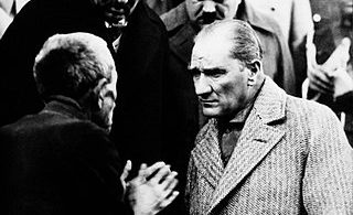 Zaman zaman halkın arasına girip, yurttaşların derdini dinleyen Atatürk, yine böyle bir anda 21 Kasım 1930 günü Tokat'ta bir vatandaşı dinliyor.