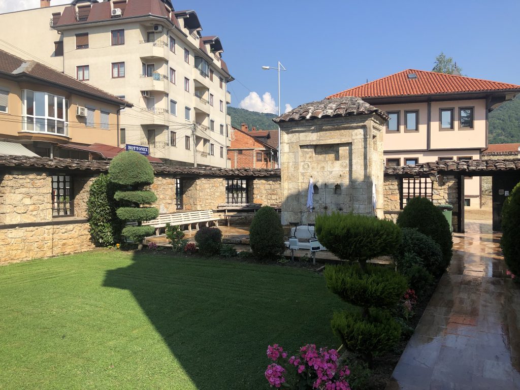 Alaca Cami 1438 yılında Osmanlı tarafından yapılmış ve yapımında 30 000 yumurta kullanılmıştır. Güzelliğiyle Kalkandelen'in simgesi haline gelmiştir.