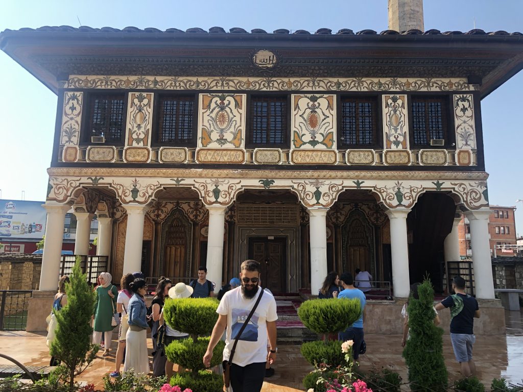Alaca Cami 1438 yılında Osmanlı tarafından yapılmış ve yapımında 30 000 yumurta kullanılmıştır. Güzelliğiyle Kalkandelen'in simgesi haline gelmiştir.