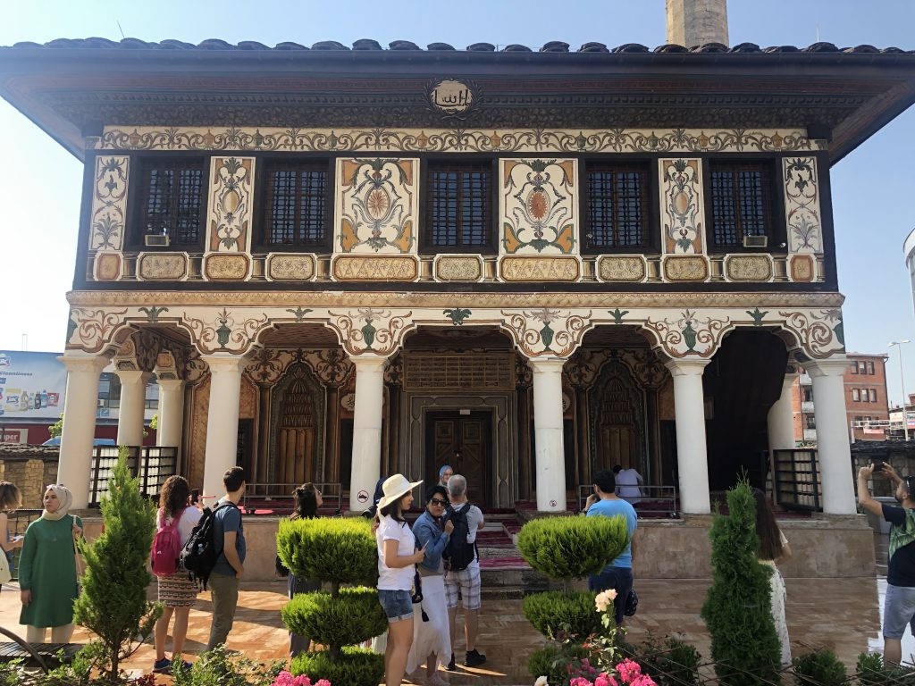 Alaca Cami 1438 yılında Osmanlı tarafından yapılmış ve yapımında 30 000 yumurta kullanılmıştır. Güzelliğiyle Kalkandelen'in simgesi haline gelmiştir.