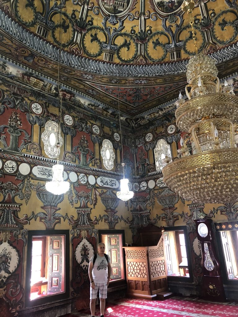 Alaca Cami 1438 yılında Osmanlı tarafından yapılmış ve yapımında 30 000 yumurta kullanılmıştır. Güzelliğiyle Kalkandelen'in simgesi haline gelmiştir.