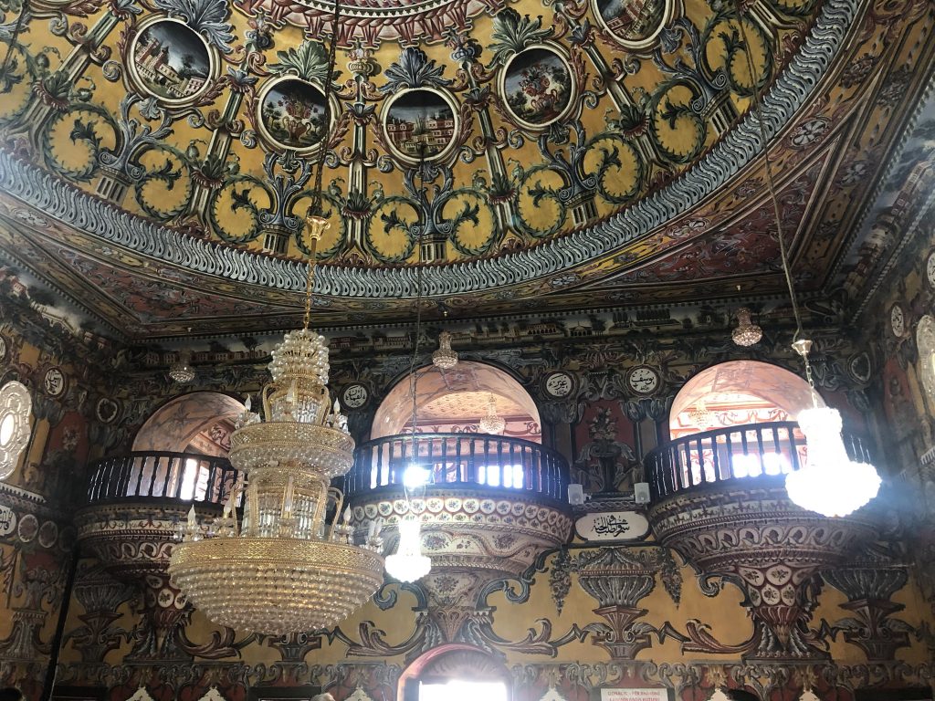 Alaca Cami 1438 yılında Osmanlı tarafından yapılmış ve yapımında 30 000 yumurta kullanılmıştır. Güzelliğiyle Kalkandelen'in simgesi haline gelmiştir.