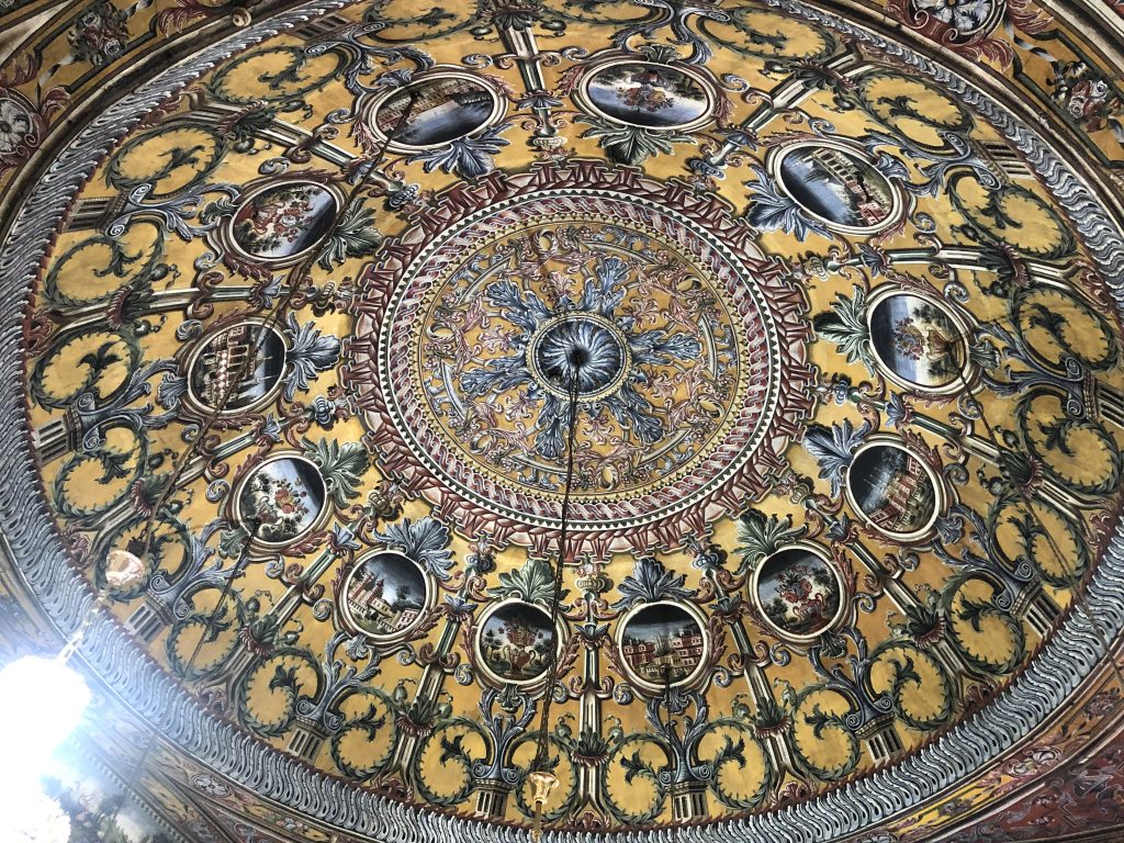 Alaca Cami 1438 yılında Osmanlı tarafından yapılmış ve yapımında 30 000 yumurta kullanılmıştır. Güzelliğiyle Kalkandelen'in simgesi haline gelmiştir.