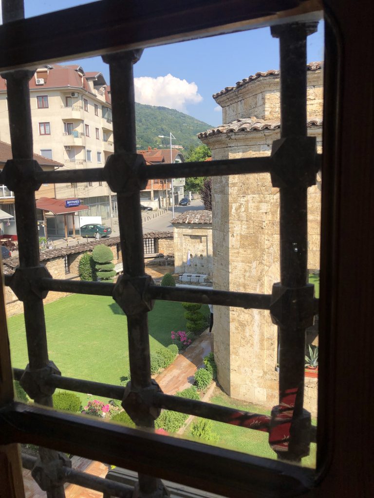 Alaca Cami 1438 yılında Osmanlı tarafından yapılmış ve yapımında 30 000 yumurta kullanılmıştır. Güzelliğiyle Kalkandelen'in simgesi haline gelmiştir.