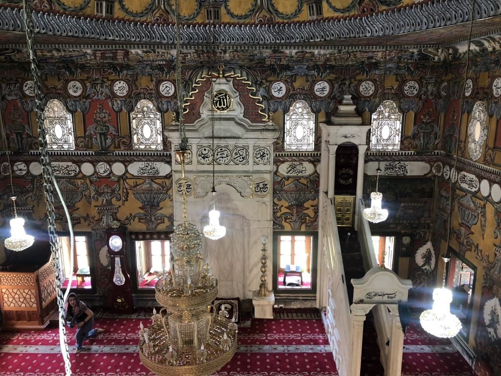 Alaca Cami 1438 yılında Osmanlı tarafından yapılmış ve yapımında 30 000 yumurta kullanılmıştır. Güzelliğiyle Kalkandelen'in simgesi haline gelmiştir.
