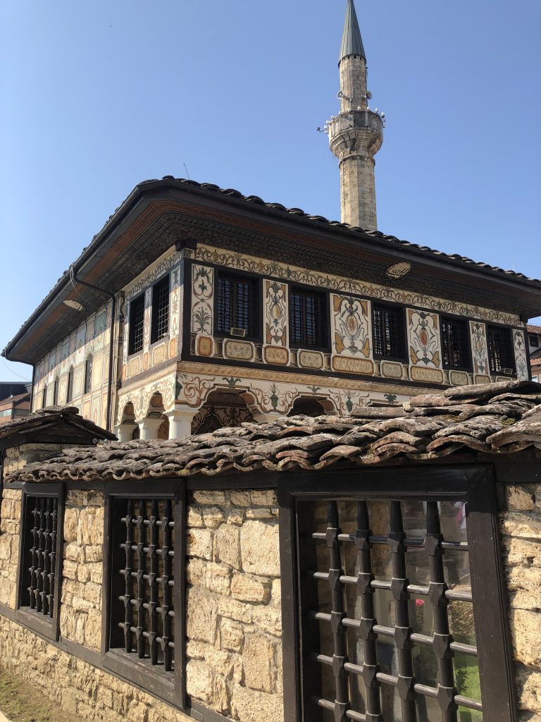 Alaca Cami 1438 yılında Osmanlı tarafından yapılmış ve yapımında 30 000 yumurta kullanılmıştır. Güzelliğiyle Kalkandelen'in simgesi haline gelmiştir.