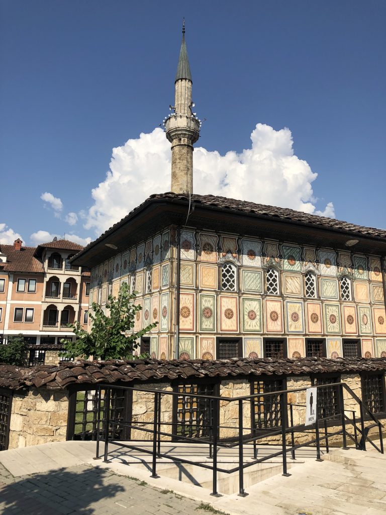 Alaca Cami 1438 yılında Osmanlı tarafından yapılmış ve yapımında 30 000 yumurta kullanılmıştır. Güzelliğiyle Kalkandelen'in simgesi haline gelmiştir.