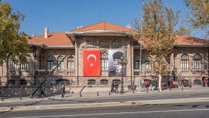 Cumhuriyet’in ilan edildiği Birinci Meclis binası, 29 Ekim’de bayraklarla süslenmiş hâliyle