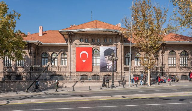Cumhuriyet’in ilan edildiği Birinci Meclis binası, 29 Ekim’de bayraklarla süslenmiş hâliyle