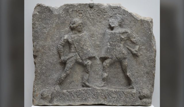 Halikarnassos’ta bulunan, iki kadın gladyatörü gösteren mermer kabartma