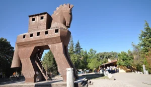 Çanakkale’deki Troya ören yerinde sergilenen tahta at